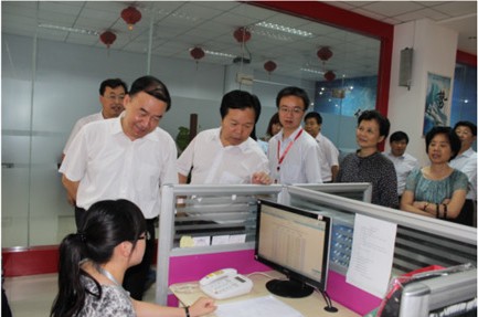 河南省副省長(cháng)徐濟超帶領(lǐng)省企業(yè)參觀(guān)團蒞臨我公司參觀(guān)指導