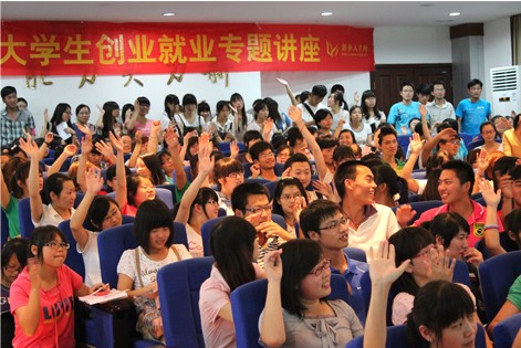 校園巡講新鄉學(xué)院站演講報道
