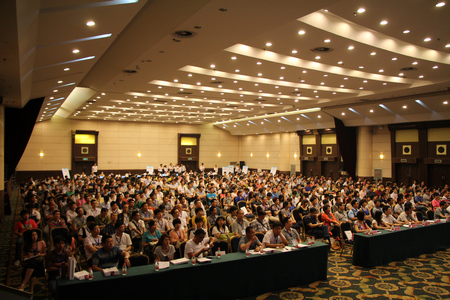 “搜贏(yíng)大數據時(shí)代”—2013百度翔計劃助力中小企業(yè)成長(cháng)峰會(huì )大型巡講會(huì )議報道