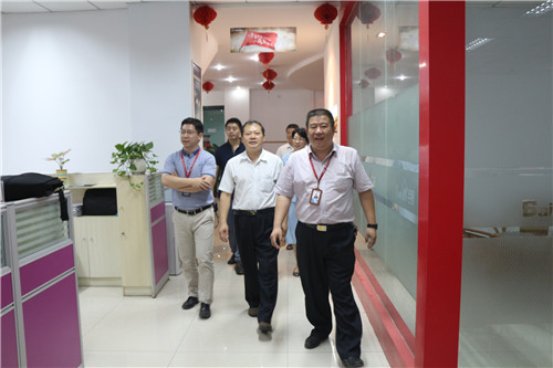 歡迎新鄉市工會(huì )領(lǐng)導蒞臨河南青峰網(wǎng)絡(luò )科技有限公司參觀(guān)指導
