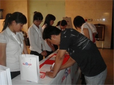 20090619171735有序的客戶(hù)簽到現場(chǎng)