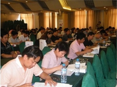 20090619172233客戶(hù)認真聆聽(tīng)，并用筆記載著(zhù)這精彩的內容 2